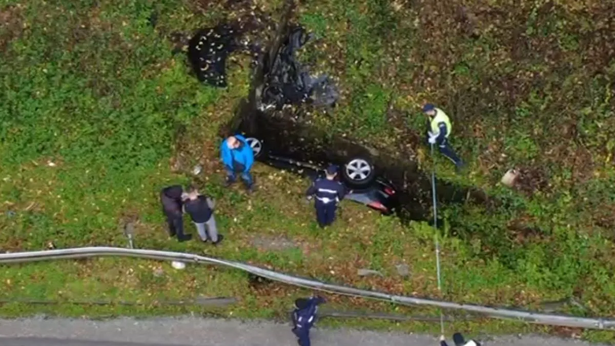 Nikome nije jasno kako je automobil u kojem su, kako se sumnja, bili devojka sa Zlatibora i njen prijatelj uspio da sleti u rupu širine samog vozila
