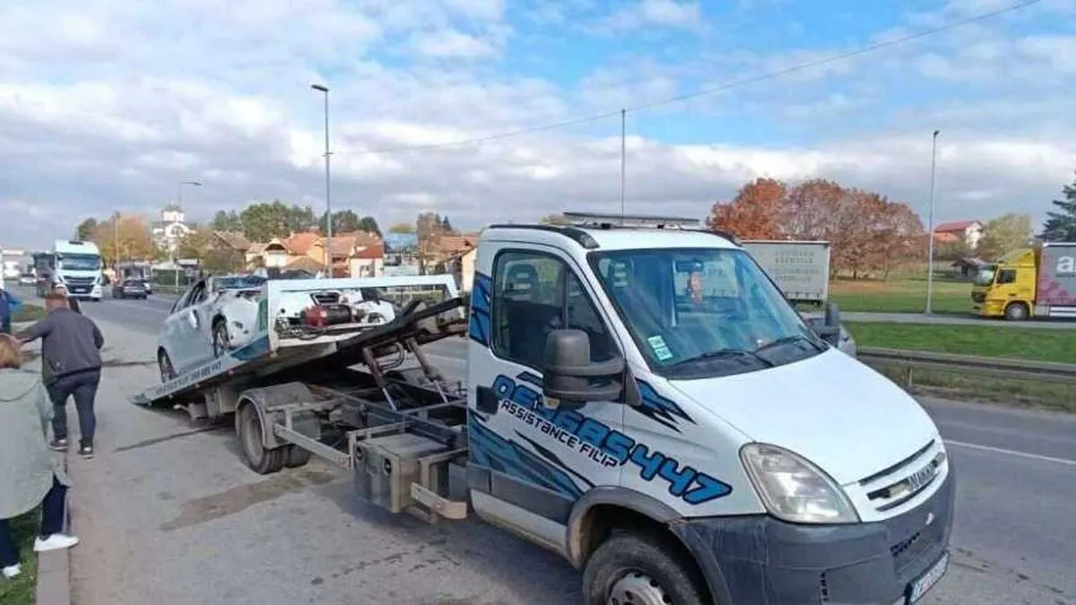 Izgubio kontrolu i uletio ljudima u dvorište: Vozač automobila povrijeđen