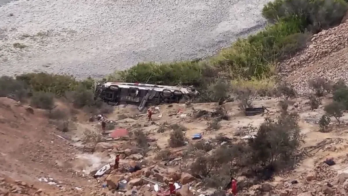 Fotografije objavljene na društvenim mrežama pokazuju da se autobus prevrnuo na dnu provalije usred razasutih dijelova automobila i stvari putnika.