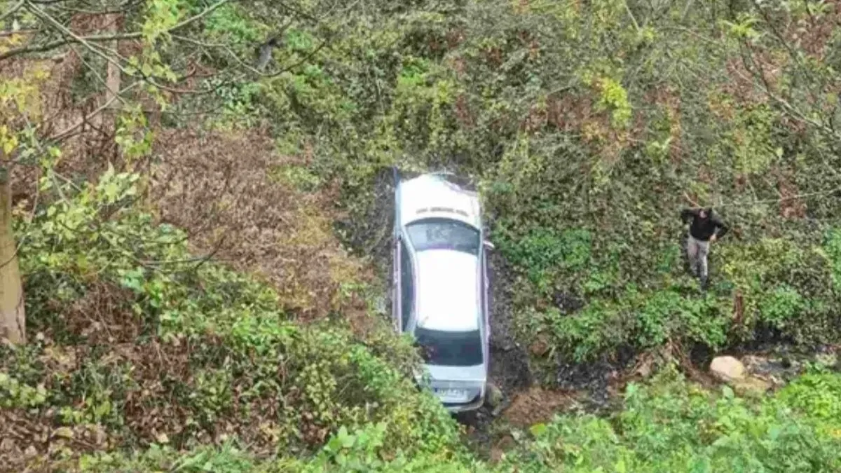 Vozilo je naknadno izvučeno iz provalije uz pomoć šlep službe.