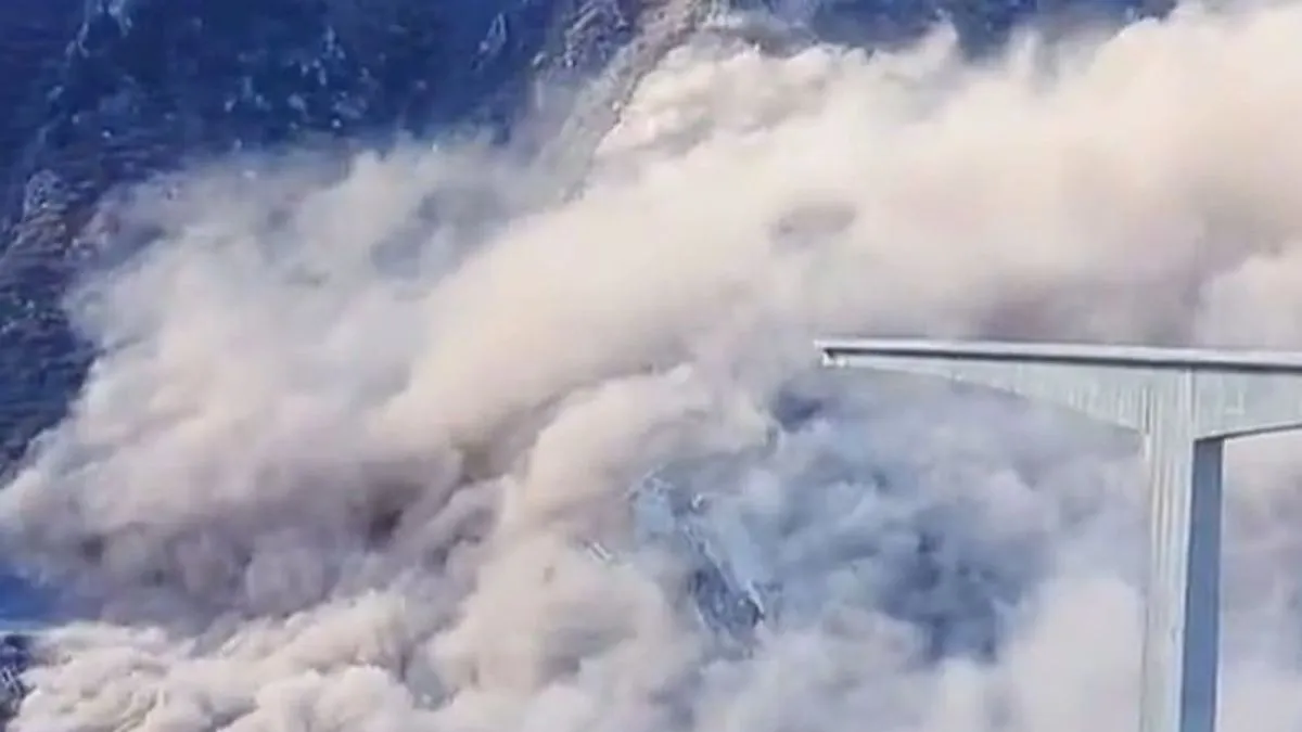 Prilazni most i temelji ceste su se urušili u utorak poslijepodne, dovodeći do klizišta, objavile su vlasti pokrajine Sichuan