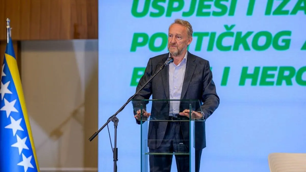 Poručio je Izetbegović da Dodik ne smije ostati predsjednik SNSD-a, s obzirom da je to naloženo presudom Suda BiH koja je jasna.