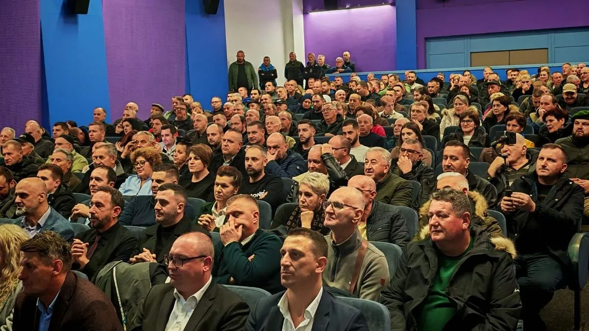 U zaključku svog obraćanja Izetbegović je naglasio važnost jedinstva, koje se podriva djelovanjem stranih centara moći i obavještajnih službi.