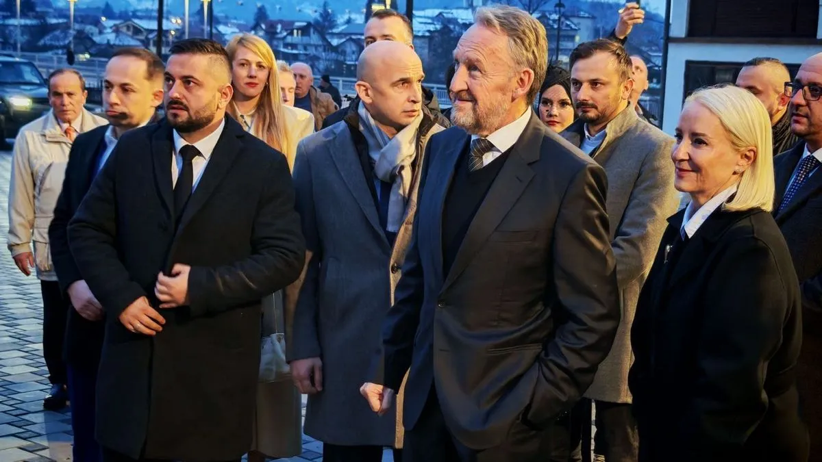 U zaključku svog obraćanja Izetbegović je naglasio važnost jedinstva, koje se podriva djelovanjem stranih centara moći i obavještajnih službi.