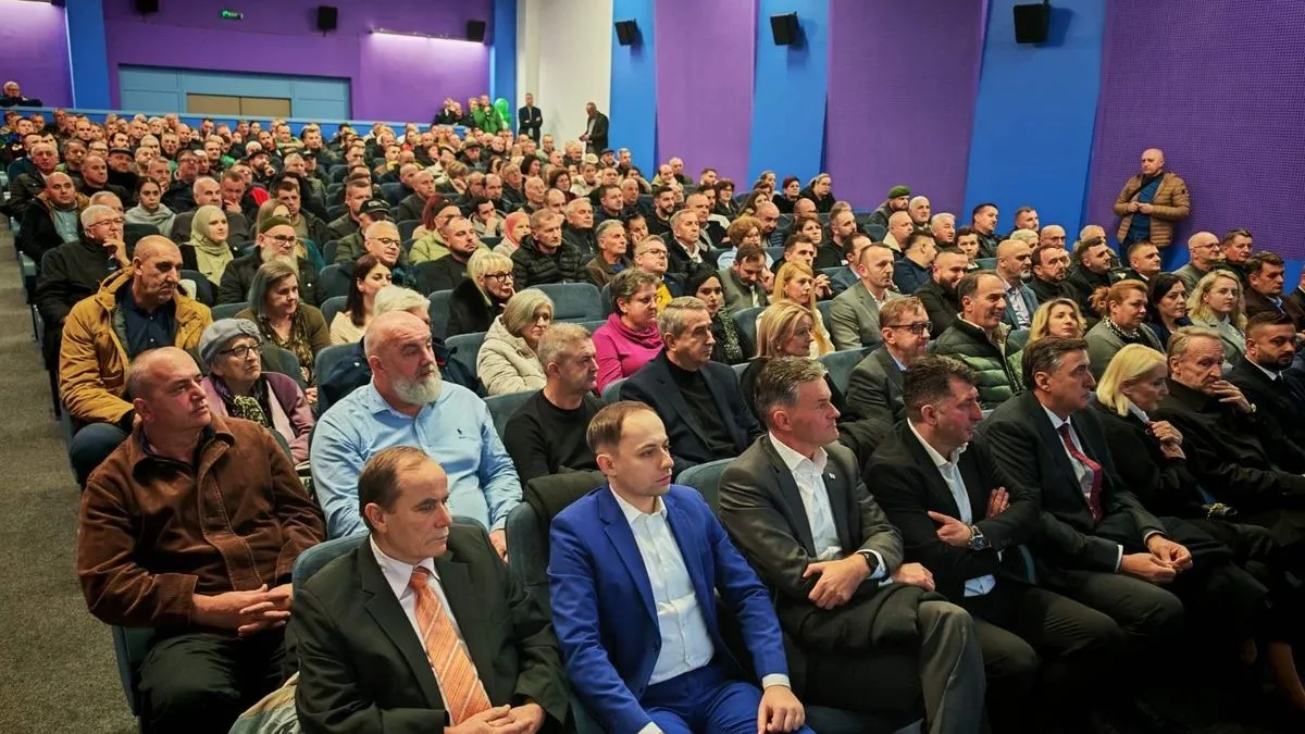 U zaključku svog obraćanja Izetbegović je naglasio važnost jedinstva, koje se podriva djelovanjem stranih centara moći i obavještajnih službi.