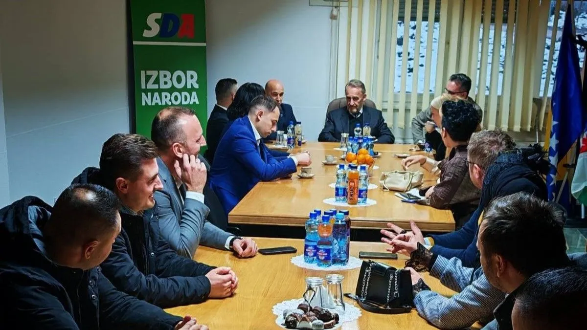 U zaključku svog obraćanja Izetbegović je naglasio važnost jedinstva, koje se podriva djelovanjem stranih centara moći i obavještajnih službi.