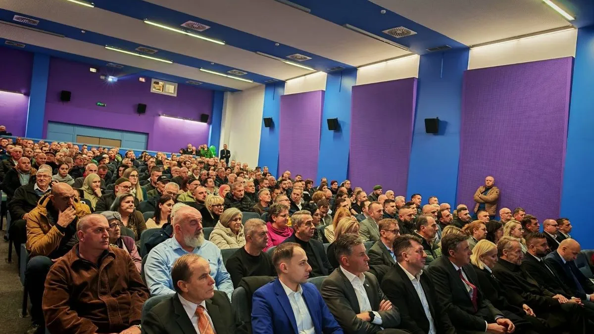 U zaključku svog obraćanja Izetbegović je naglasio važnost jedinstva, koje se podriva djelovanjem stranih centara moći i obavještajnih službi.