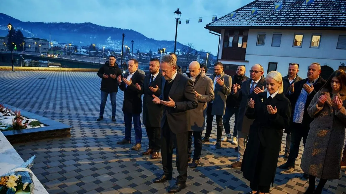 U zaključku svog obraćanja Izetbegović je naglasio važnost jedinstva, koje se podriva djelovanjem stranih centara moći i obavještajnih službi.