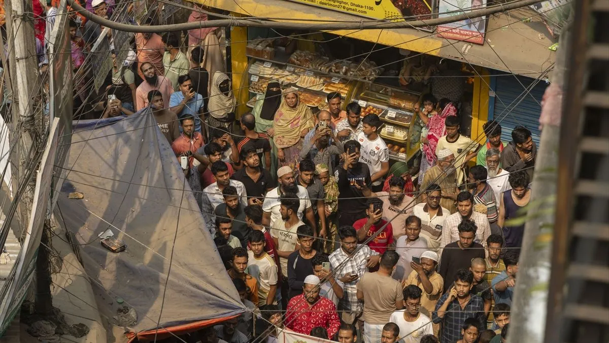 Potres je natjerao stanovnike Dhake da istrče na ulice, a epicentar je registriran sjeveroistočno od glavnog grada