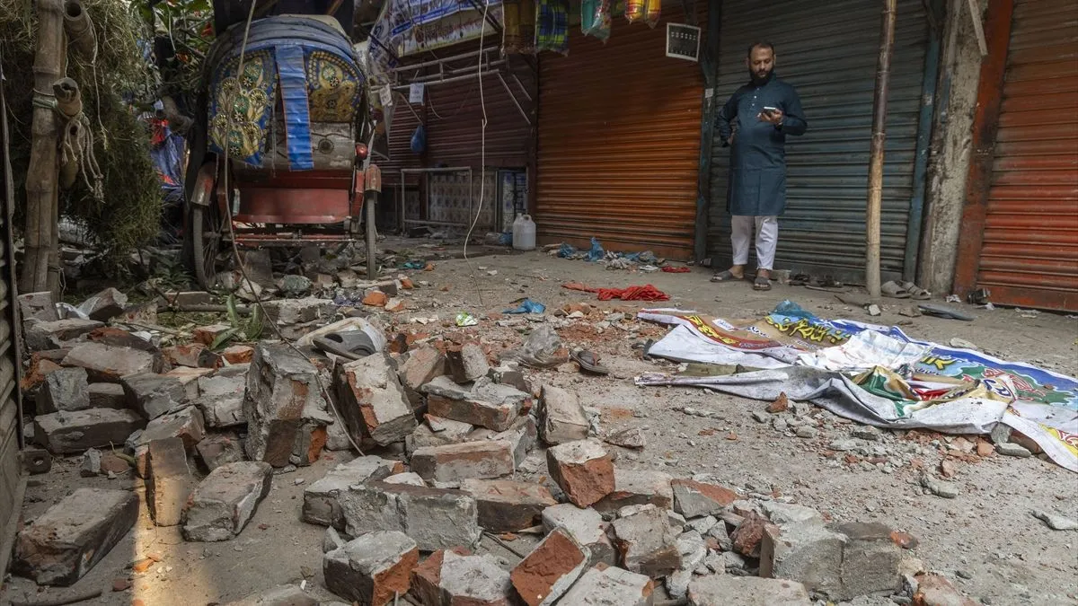 Potres je natjerao stanovnike Dhake da istrče na ulice, a epicentar je registriran sjeveroistočno od glavnog grada