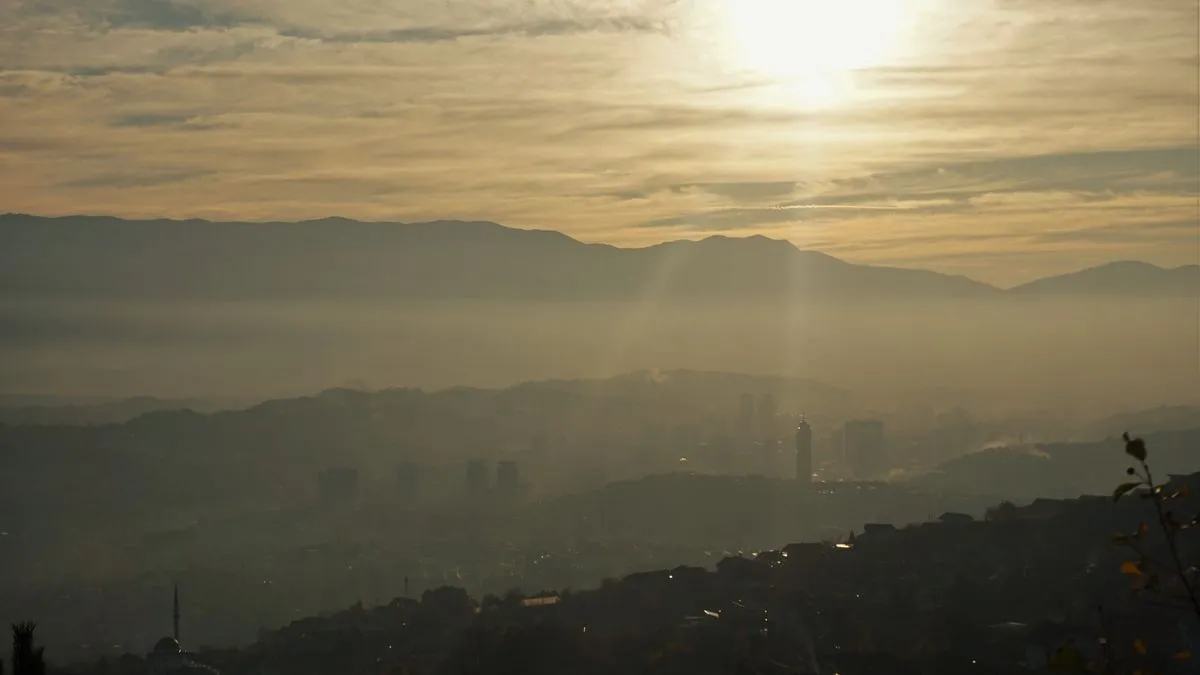 Kod izuzetno zagađenog zraka, preporuka je boraviti u zatvorenom prostoru, uz nizak nivo aktivnosti