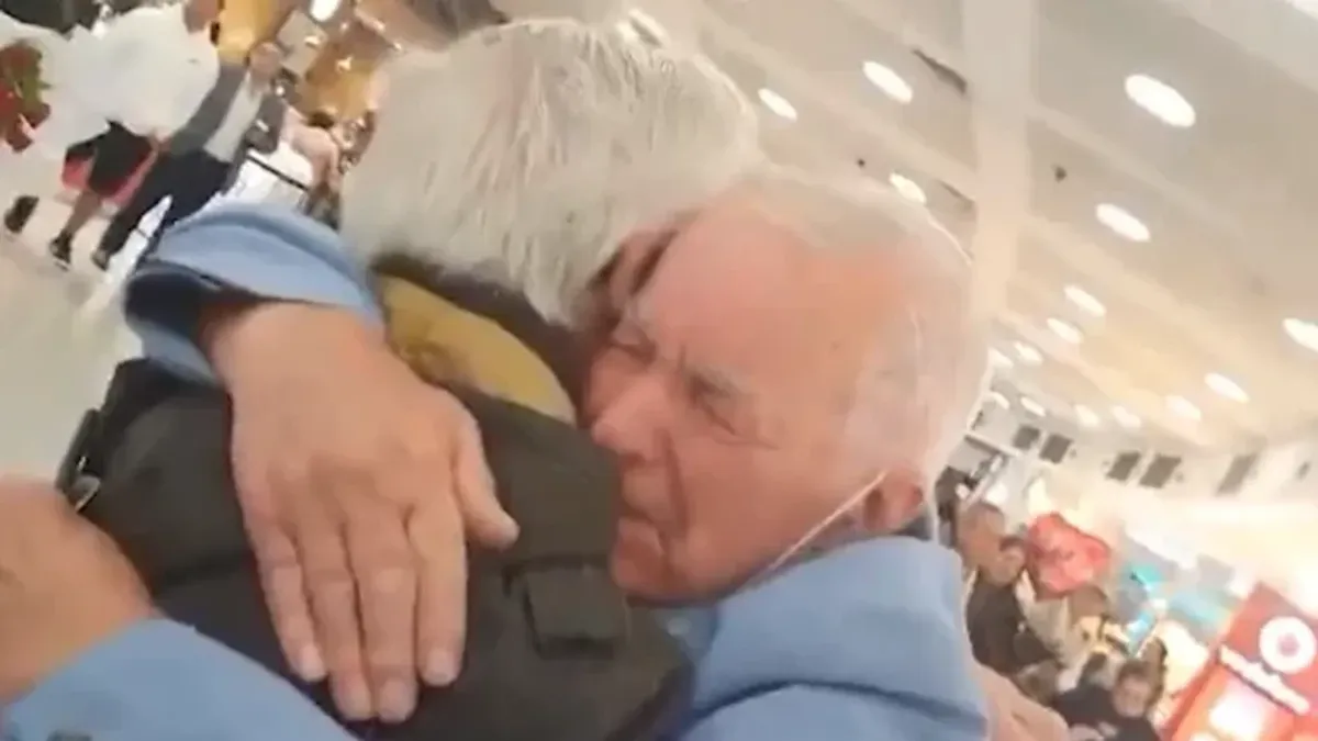 Kamera je zabilježila taj čudesan susret, pun suza, smijeha i emocija koji je brzo postao viralan na mrežama. 