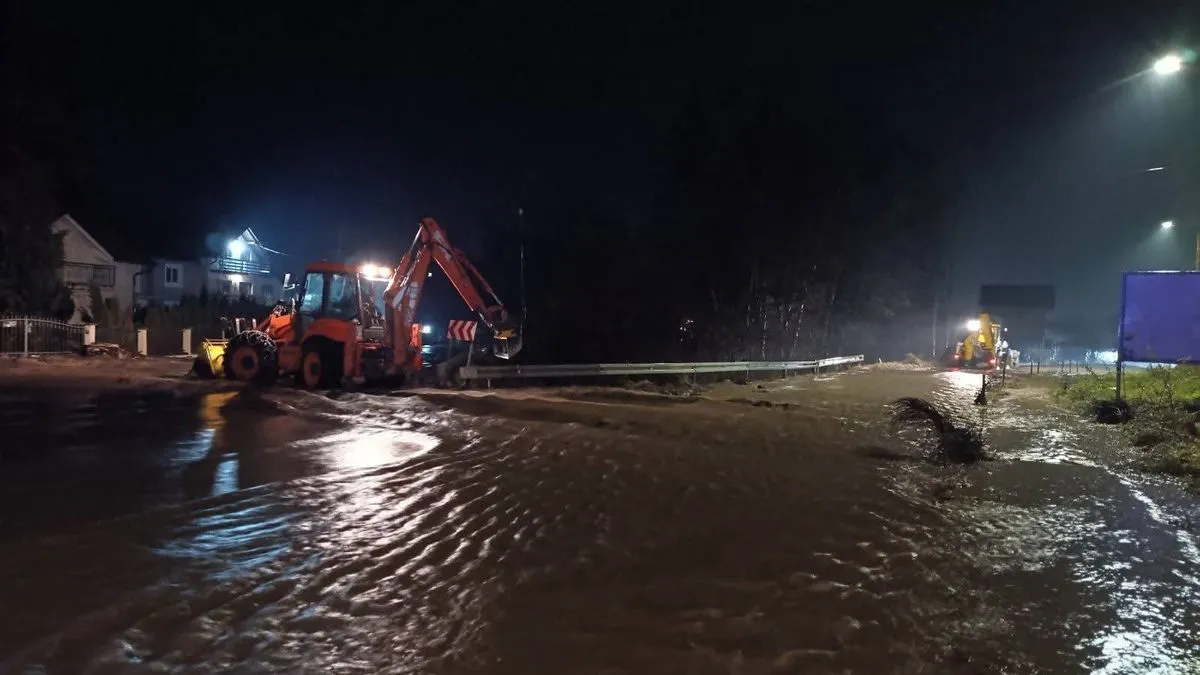 Iz BIHAMK-a javljaju da je zbog izlijevanja rijeke i danas obustavljen saobraćaj na magistralnoj cesti Bugojno-Kupres, u naselju Poriče. Vozila se usmjeravaju kroz naselje Čipuljić