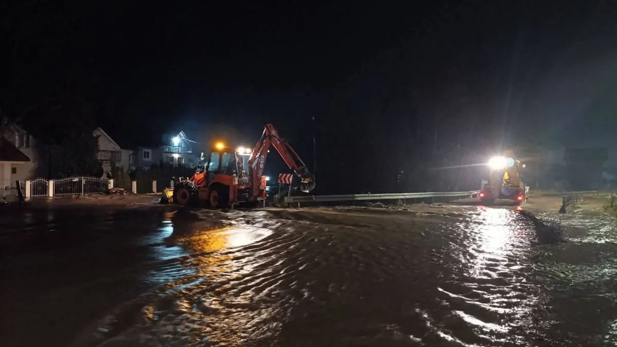 Iz BIHAMK-a javljaju da je zbog izlijevanja rijeke i danas obustavljen saobraćaj na magistralnoj cesti Bugojno-Kupres, u naselju Poriče. Vozila se usmjeravaju kroz naselje Čipuljić