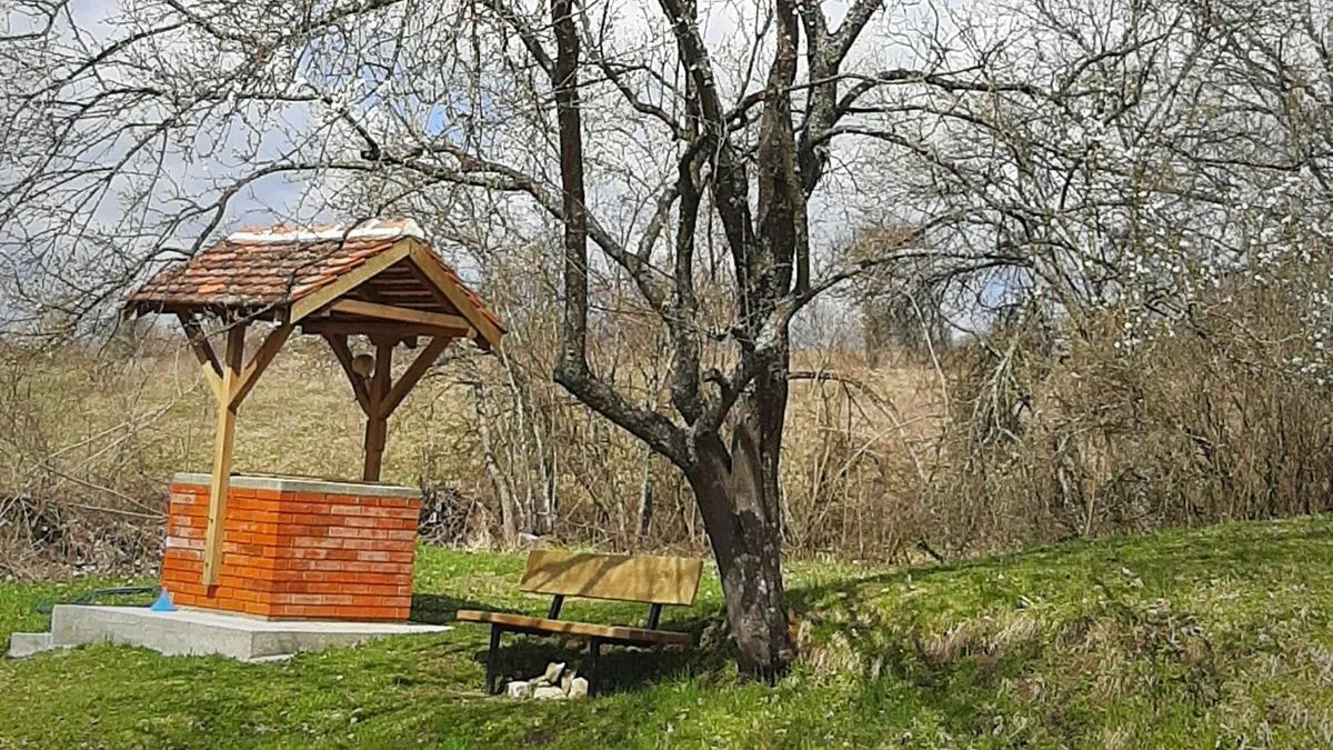 Napravile su njihove vrijedne ruke za putnika prolaznika. Mogao je svako od mještana da uzme vodu.