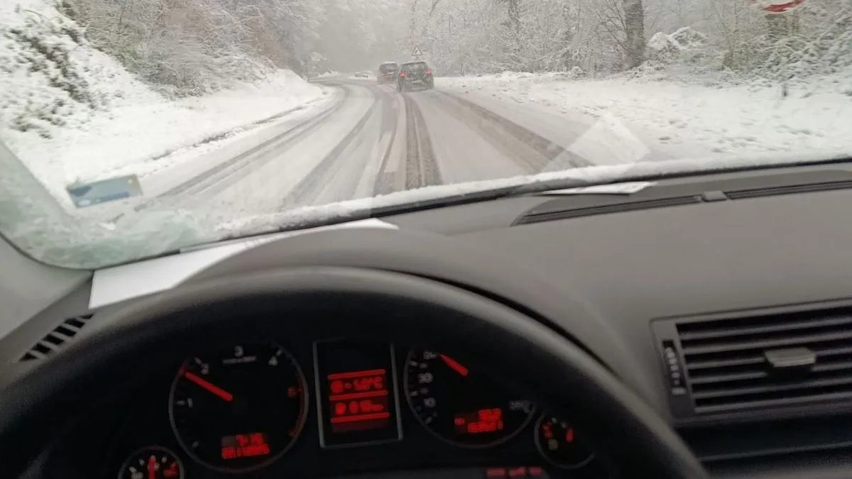 Haos na cestama zbog snijega: Više prevoja zatvoreno, vozači se upozoravaju na oprez