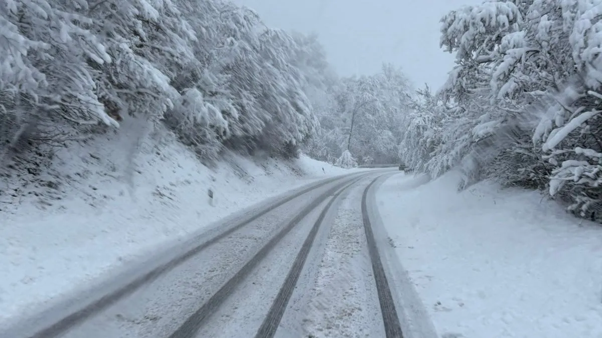 Haos na cestama zbog snijega: Više prevoja zatvoreno, vozači se upozoravaju na oprez