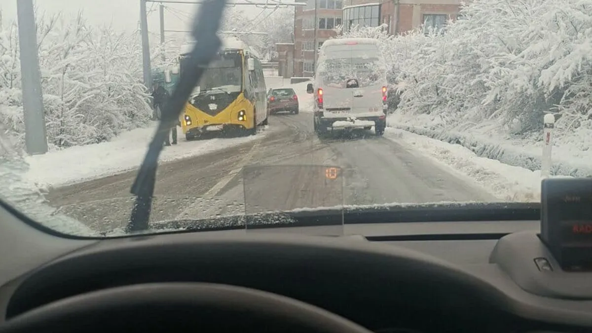 Na svim putnim pravcima obavezna je upotreba zimske opreme. 