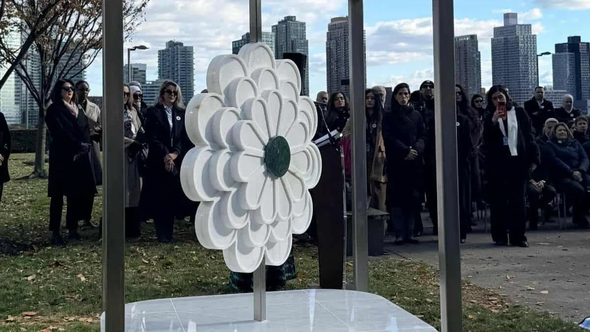 Ovaj spomenik, čiji je autor svjetski poznati umjetnik Adin Hebib, ostat će kao trajno sjećanje generacijama koje dolaze kako se ne bi zaboravila zvjerstva Vojske RS-a.