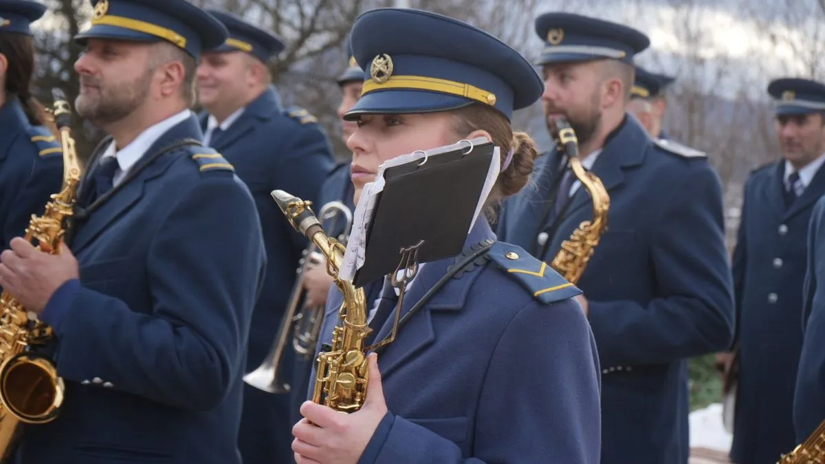 Dan državnosti Bosne i Hercegovine počeo je obilježavanjem na brdu Hum iznad Sarajeva gdje su zvaničnici prisustvovali podizanju zastave i intoniranju državne himne.