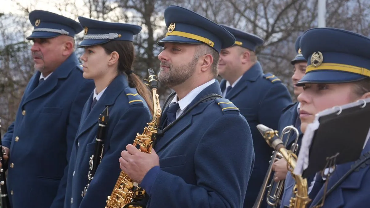Dan državnosti Bosne i Hercegovine počeo je obilježavanjem na brdu Hum iznad Sarajeva gdje su zvaničnici prisustvovali podizanju zastave i intoniranju državne himne.