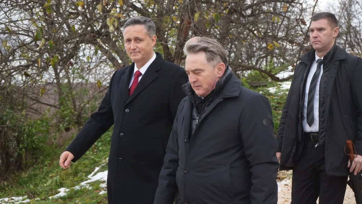 Dan državnosti Bosne i Hercegovine počeo je obilježavanjem na brdu Hum iznad Sarajeva gdje su zvaničnici prisustvovali podizanju zastave i intoniranju državne himne.