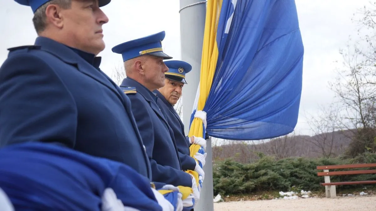 Dan državnosti Bosne i Hercegovine počeo je obilježavanjem na brdu Hum iznad Sarajeva gdje su zvaničnici prisustvovali podizanju zastave i intoniranju državne himne.