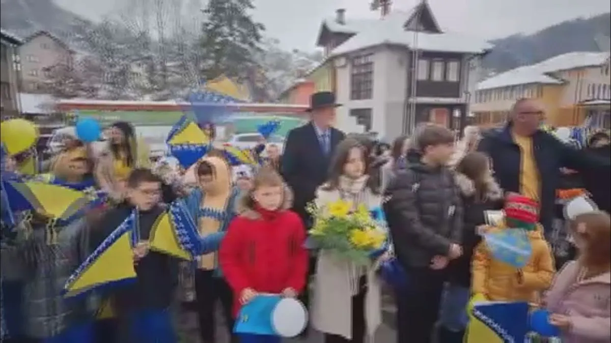 Nastavnici i učenici, predvođeni direktorom škole Suadom Halilovićem, odali počast i položili cvijeće na centralno spomen obilježje šehidima i poginulim borcima.