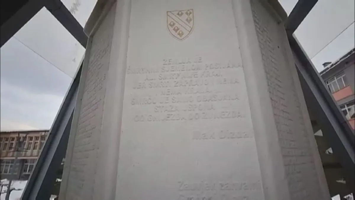 Nastavnici i učenici, predvođeni direktorom škole Suadom Halilovićem, odali počast i položili cvijeće na centralno spomen obilježje šehidima i poginulim borcima.