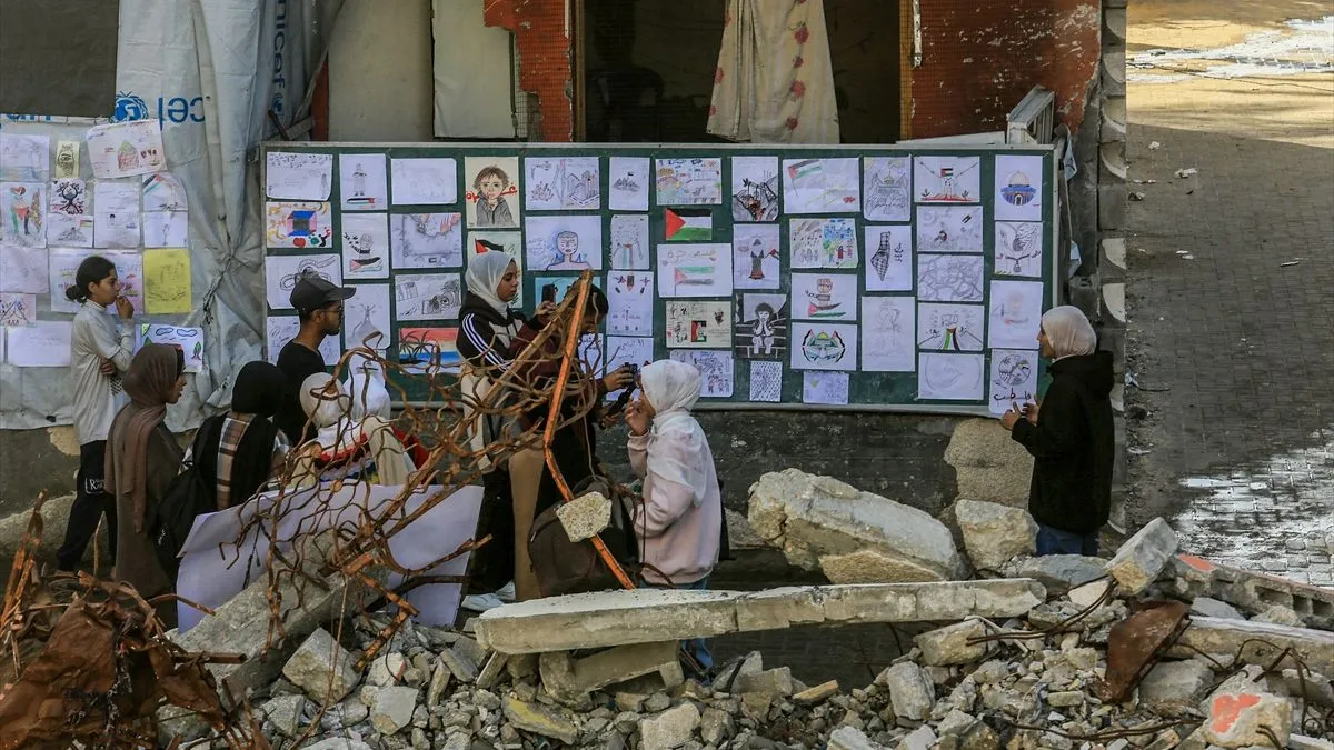 Izložba je prikazala radove u kojima su djeca dočarala svoja lična iskustva rata, ali i elemente palestinske kulturne baštine