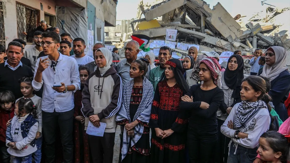 Izložba je prikazala radove u kojima su djeca dočarala svoja lična iskustva rata, ali i elemente palestinske kulturne baštine