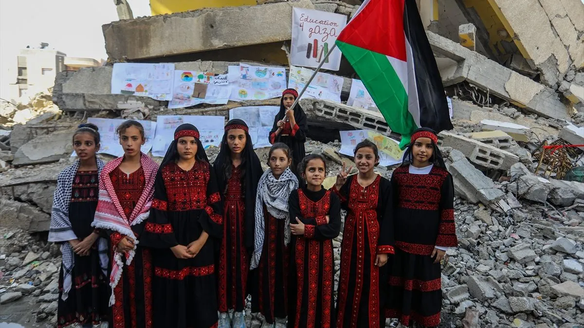 Izložba je prikazala radove u kojima su djeca dočarala svoja lična iskustva rata, ali i elemente palestinske kulturne baštine