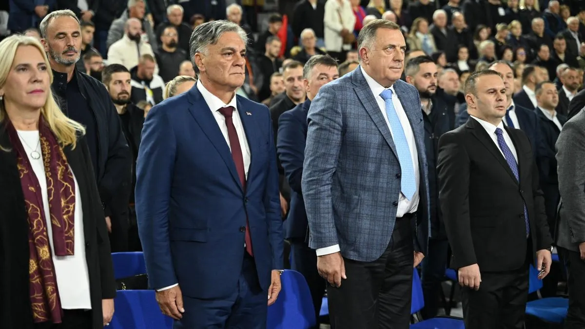 Jer kad pristaneš da dijeliš vlast s neotesanim fašistom, prestaješ biti partner. Postaješ saučesnik.