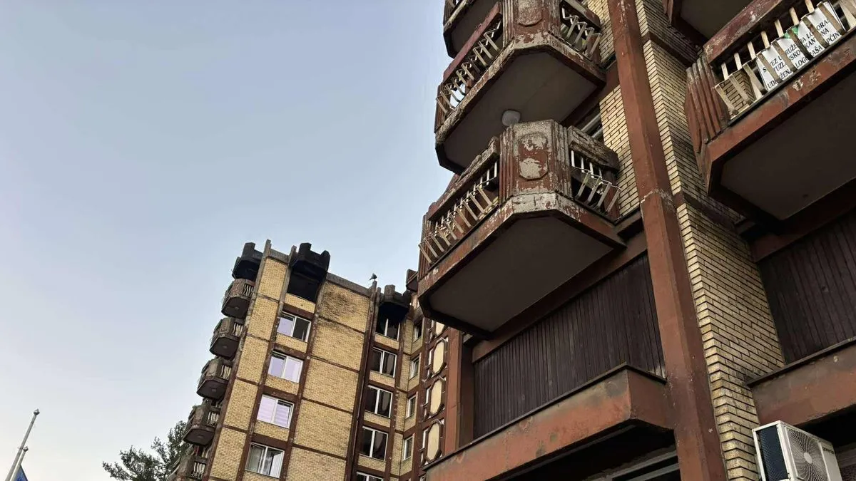 Prema njegovim riječima, kako je zgrada Doma u centru Tuzle, veliki broj ljudi je odmah došao i nudio pomoć