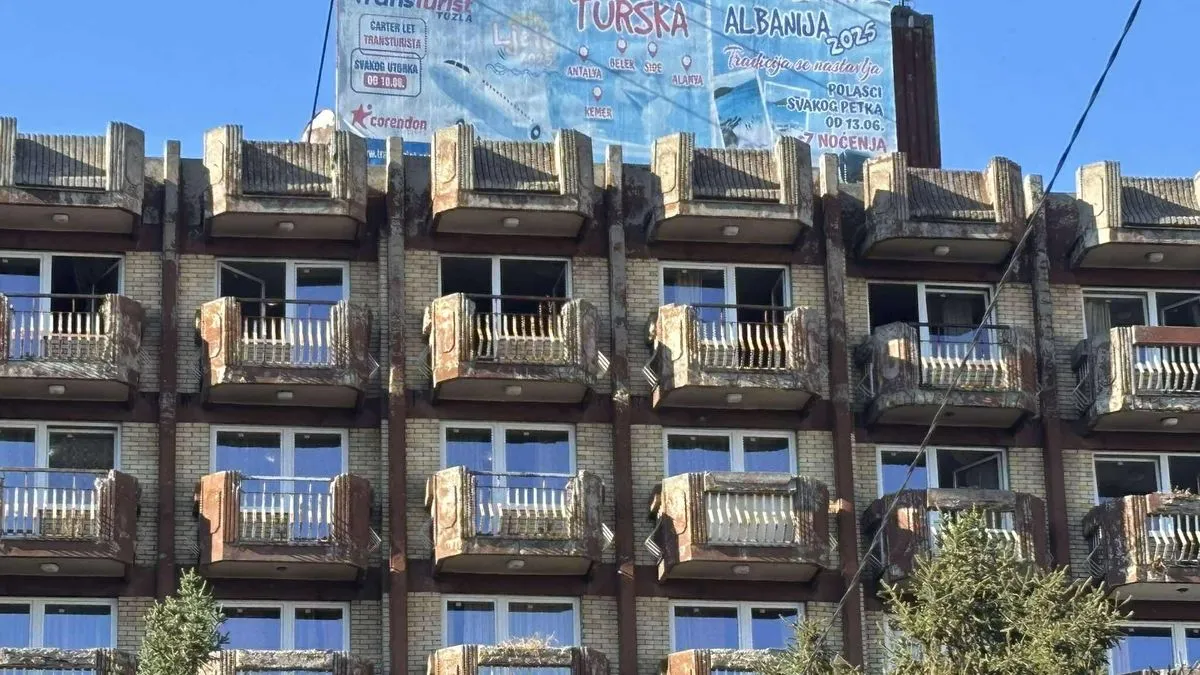 Kako saznajemo, prije nekoliko minuta od teških povreda je preminula još jedna osoba, čime je broj stradalih porastao na 12.