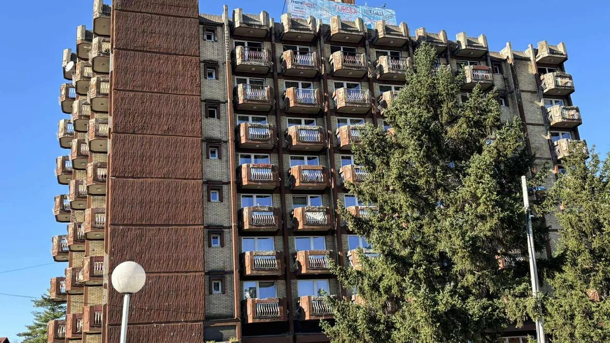 Kako saznajemo, prije nekoliko minuta od teških povreda je preminula još jedna osoba, čime je broj stradalih porastao na 12.