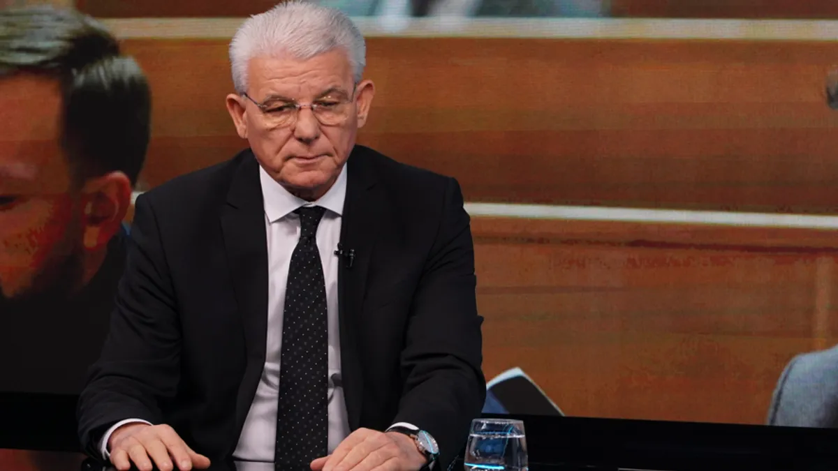 U neizvjesnim globalnim okolnostima, BiH se suočava sa brojnim izazaovima koje uključuju stalne blokade rada Vijeća ministara BiH i neredovna zasjedanja oba doma Parlamenta BiH..