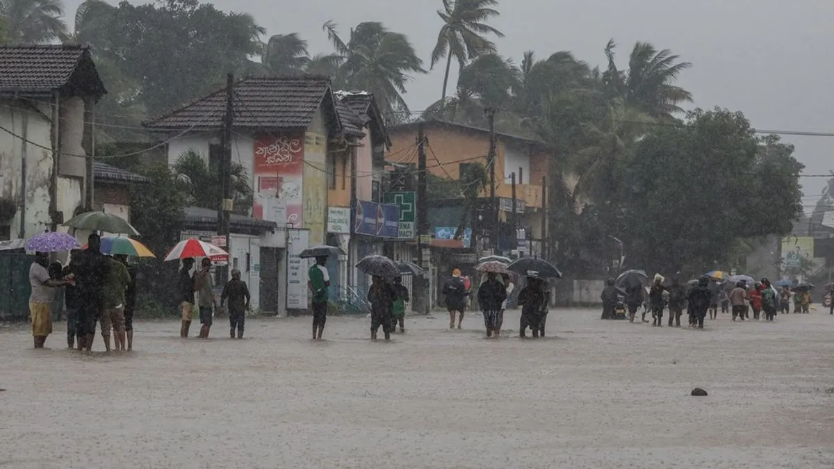 U toku su opsežne spasilačke operacije u kojima učestvovali helikopteri i mornarički brodovi
