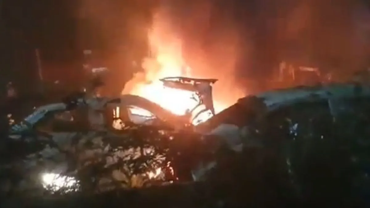 Lokalni mediji objavili su snimke plamena i dima iz više vozila u ulici