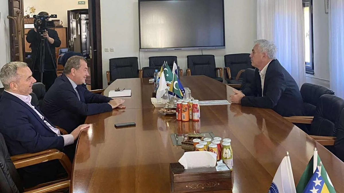 Ovo djelo produkt je nastojanja da u ovom vremenu ostane zapisan trag misli onih koji svojim znanjem i umijećem krase ovo naše vrijeme.