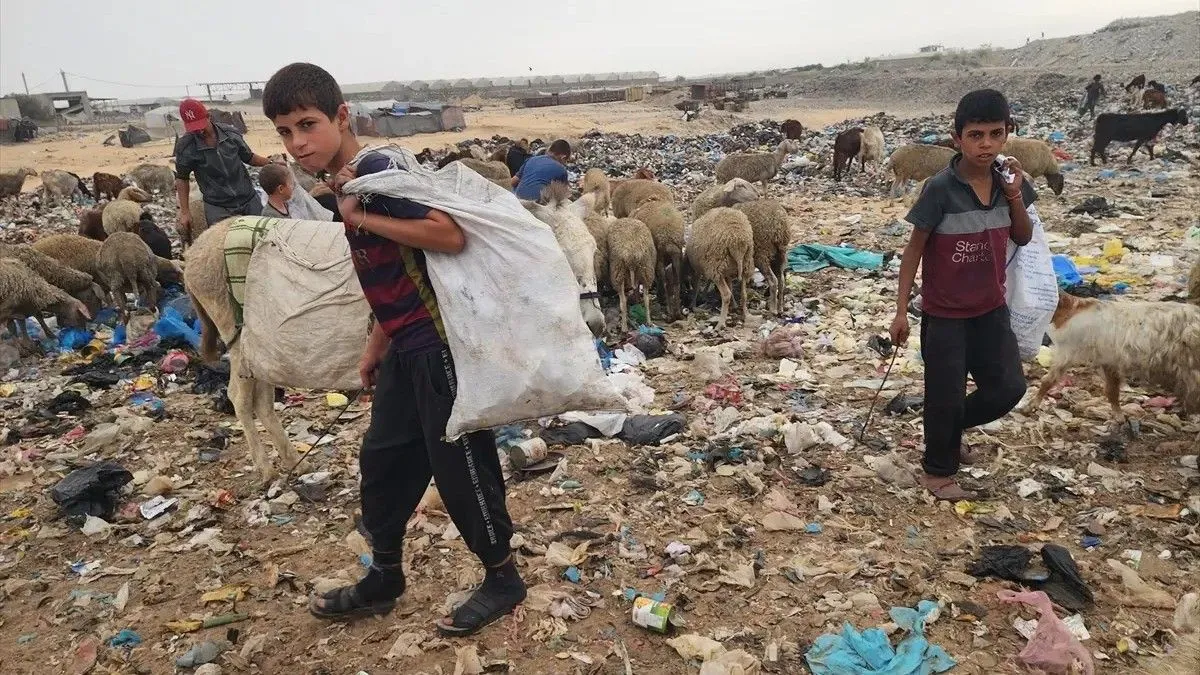 Palestinci pokušavaju ostati u tom području uprkos opasnosti koju predstavljaju neeksplodirana ubojna sredstva i otežan pristup osnovnim uslugama.