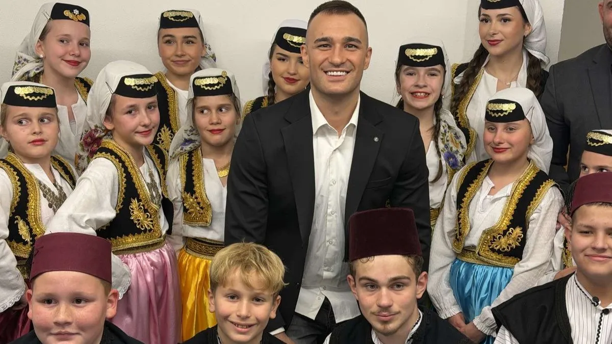 Na binu su tu večer igru pod nazivom ‘Sarajka djevojka’ donijeli članovi folklorne sekcije KUD’Mladi biseri’ iz Stuttgarta.