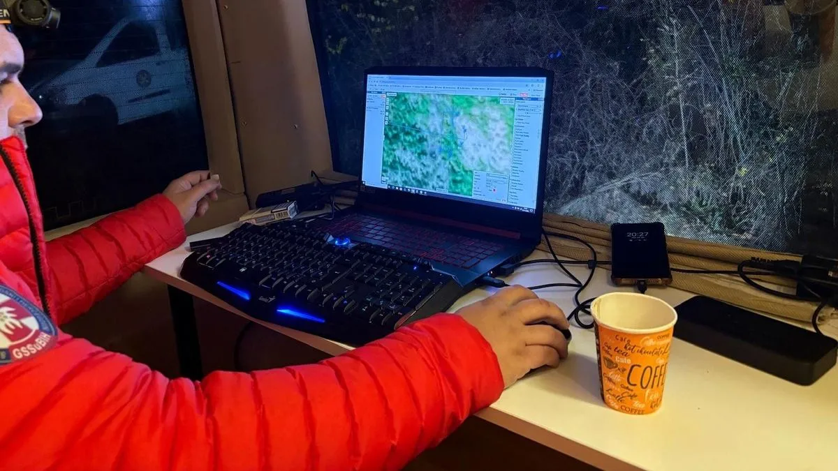 Na teren je krenulo jedanaest članova GSS-a gdje su nakon tačnog lociranja krenuli u pripremanje terena za evakuaciju.