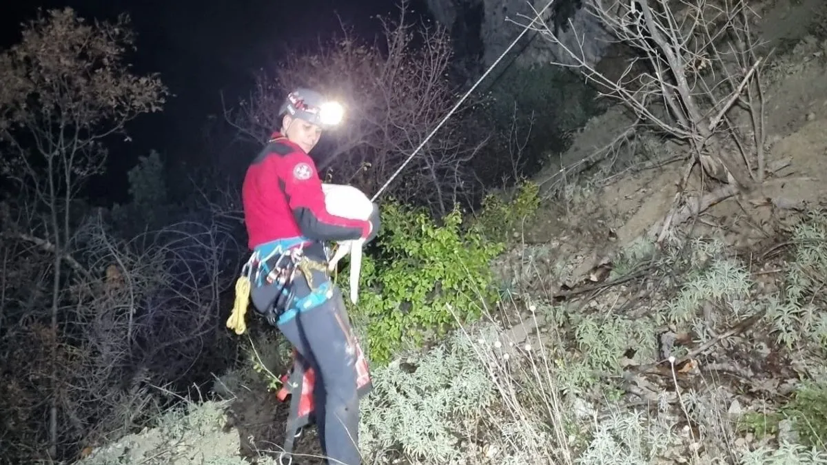 Na teren je krenulo jedanaest članova GSS-a gdje su nakon tačnog lociranja krenuli u pripremanje terena za evakuaciju.