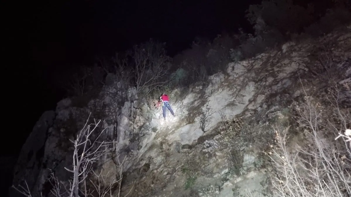 Na teren je krenulo jedanaest članova GSS-a gdje su nakon tačnog lociranja krenuli u pripremanje terena za evakuaciju.