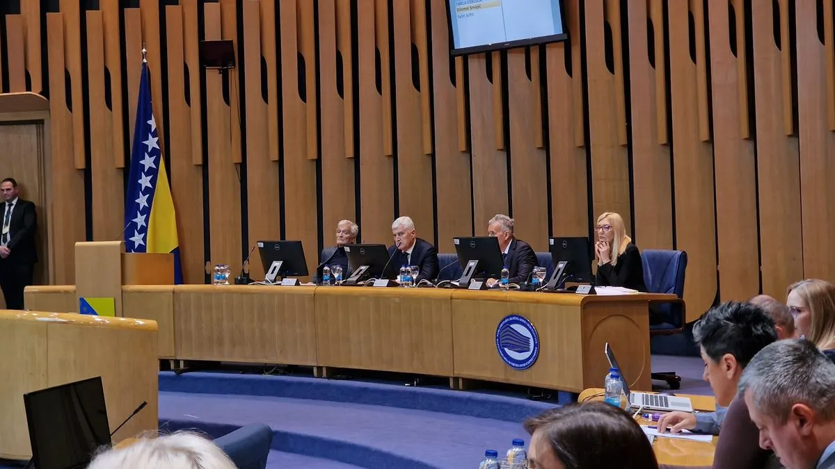 Delegat Džemal Smajić (SBiH), je predložio da se u dnevni red uvrsti Zakon o Oružanim snagama BiH.