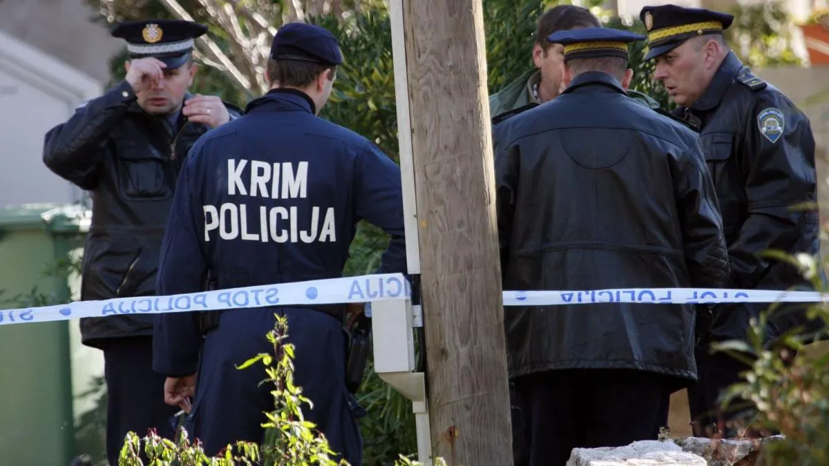 Postupajući po dojavi, muškarca su u stanu pronašli mrtvog, dok su ženu prevezli u KBC Rijeka