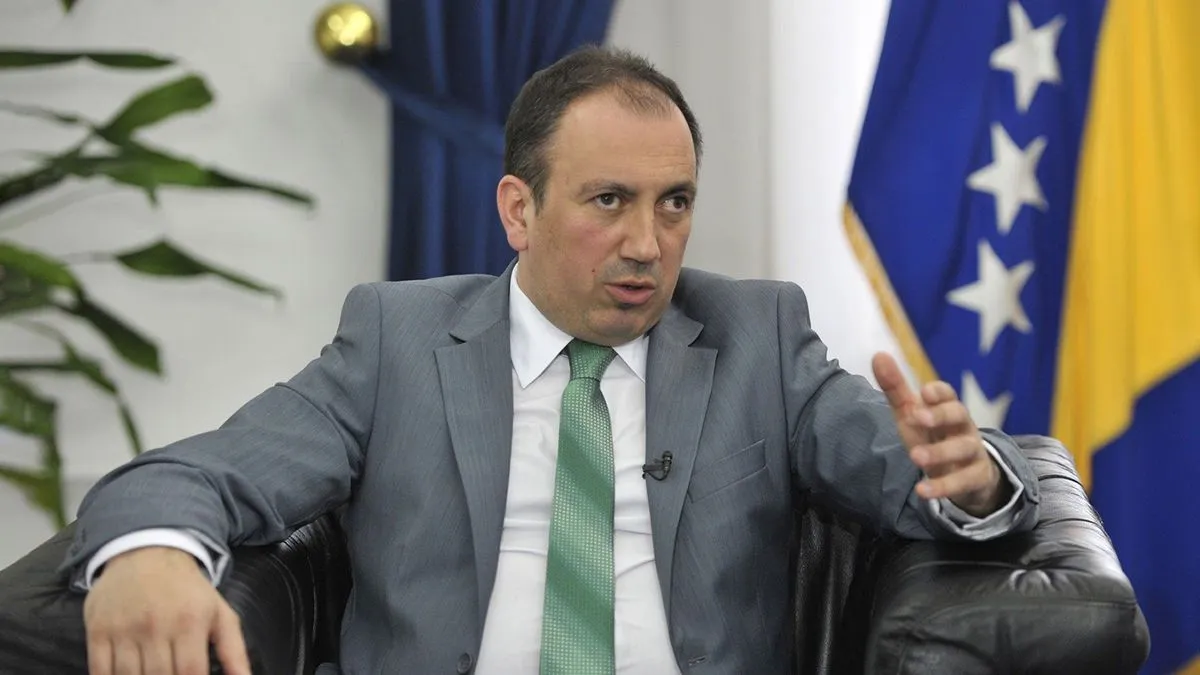 Trenutno o bijegu razmišljaju neki drugi. Na primjer, oni koji uz Baju Malog Knindžu glisirali po vodama Paname.