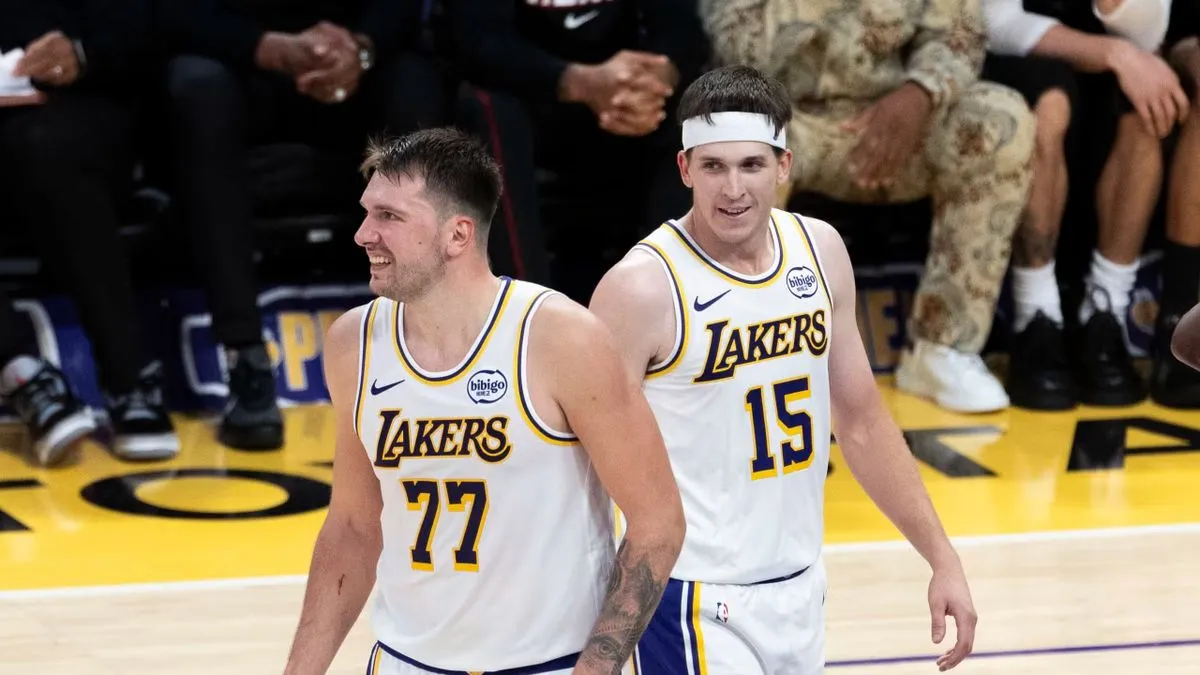 Austin Reaves dodao je 25 poena, a Deandre Ayton 20 poena i 10 skokova za Lakerse