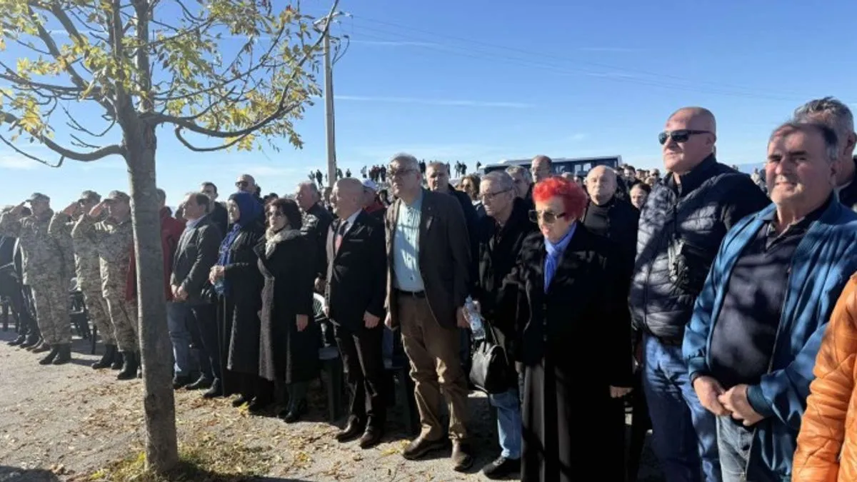 Posebnu pažnju ministar Lokmić je posvetio porodicama šehida, naglasivši da njihova žrtva nema cijenu i da će zauvijek ostati stub naše slobode
